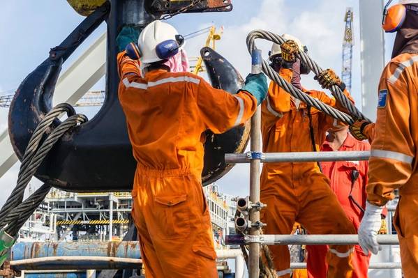 Trabajadores en alta mar - Imagen de wanfahmy - AdobeStock