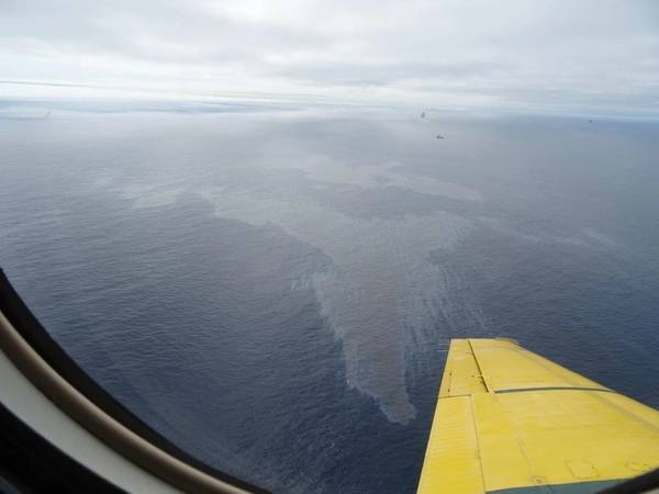 Una fotografía de una mancha observada tomada por un observador de CCG en el sobrevuelo el miércoles por la tarde. La mancha en la imagen se estimó en aproximadamente 4.6 km en su parte más ancha. Las imágenes satelitales tomadas a partir de la mañana del jueves mostraron dos manchas: la primera con 1.71 km2 y 3.27 km de longitud y la segunda con 6.64 km2 y 3.78 km de longitud. (Foto: C-NLOPB)