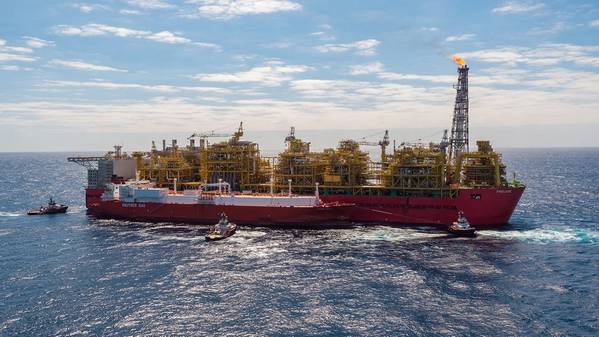 Vor der Küste Australiens: Die schwimmende Flüssigerdgasanlage Prelude von Shell lieferte Anfang dieser Woche ihre erste LNG-Ladung aus. Auf dem Foto ist die Prelude FLNG-Anlage zu sehen, in der Valencia Knutsen nebeneinander liegt (Foto: Shell).