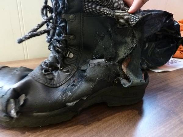 A bota danificada que Hill usava no momento do incidente (foto cortesia de HSE)