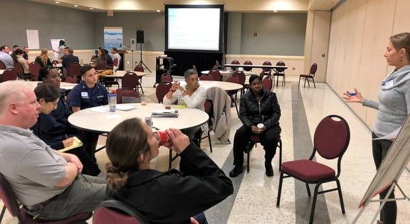 O especialista em ciências de derramamento de óleo de Sea Grant, Chris Hale, na extrema direita, lidera um grupo em um workshop regional de vazamento de óleo em Houma, Louisiana, no início de dezembro. Hale e outros membros da equipe do Sea Grant discutiram com os participantes maneiras de melhorar os planos de resposta e recuperação de derramamento de óleo. (Foto: Tara Skelton, Programa de Extensão Científica sobre Derrames de Petróleo)