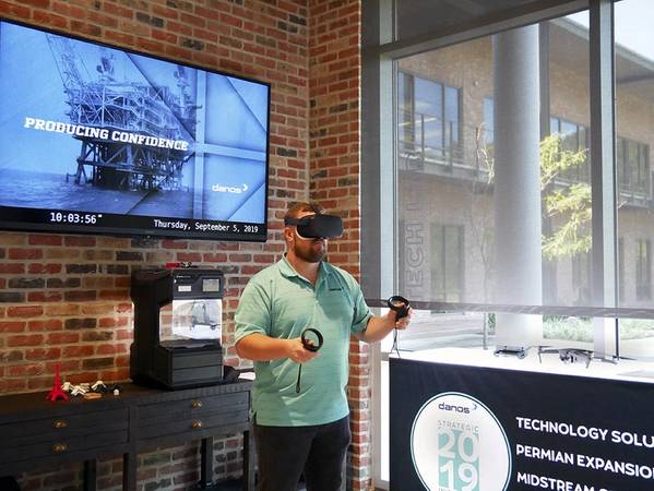 O especialista em garantia de competência da Danos, Mark Theriot, usa um fone de ouvido de realidade virtual no Tech Lab da Danos, onde os funcionários são incentivados a se envolver com novas tecnologias para descobrir maneiras de incorporá-las em seus trabalhos. (Foto: Danos)