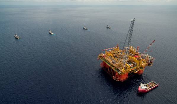 La instalación central de procesamiento del proyecto Ichthys LNG, Ichthys Explorer, llega a aguas australianas en mayo de 2017 (Foto de archivo: Inpex)