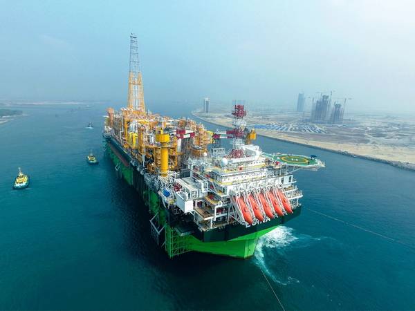 A unidade flutuante de produção, armazenamento e descarga (FPSO) da Egina embarca para um dos projetos offshore ultraprofundos mais ambiciosos da Nigéria, o campo de petróleo Egina, localizado a profundidades de mais de 1.500 metros. (Foto: Total)