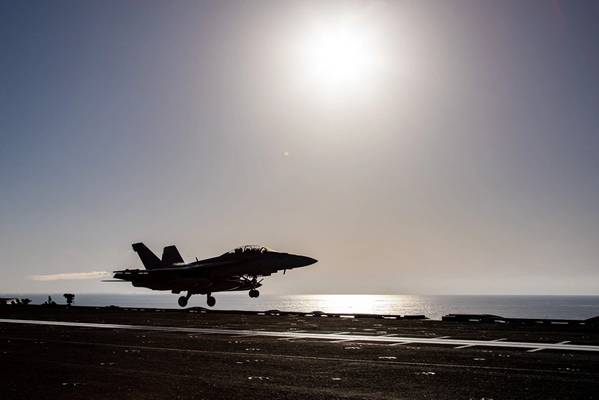 Истребитель F/A-18F Super Hornet из эскадрильи истребителей-бомбардировщиков (VFA) 213 «Blacklions» взлетает с полетной палубы крупнейшего в мире авианосца USS Gerald R. Ford (CVN-78). (Фото ВМС США, специалист по связям с общественностью 3-го класса Саймон Пайк)
