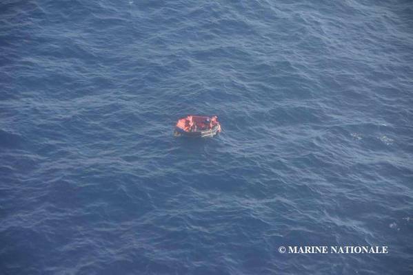 Трое из 14 членов экипажа Бурбон Роуд находились в спасательной шлюпке и были спасены в субботу. Resonders ищут 11, которые все еще отсутствуют. (Фото: Marine Nationale)