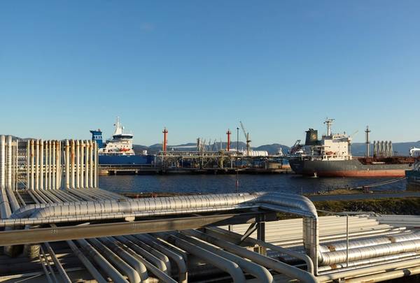 阀门和管道：沿海Mongstad炼油厂（如图）和大多数其他海上设施的东西（图片来源：Oyvind Hagen，Equinor）