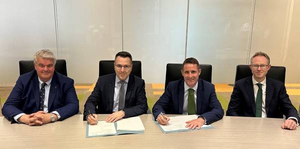 (LR): Dave Pugh, Director Ejecutivo de Proyectos de Seaway7 y Nicolas Monnot, Director de Proyectos y Operaciones se unen a Charlie Jordan, CEO de ScottishPower Renewables y Ross Ovens, Director Gerente de SPR para los parques eólicos marinos East Anglia Hub para firmar el contrato para el transporte e instalación de los cimientos y los cables internos del parque eólico marino East Anglia THREE. - Crédito: Renovables de ScottishPower