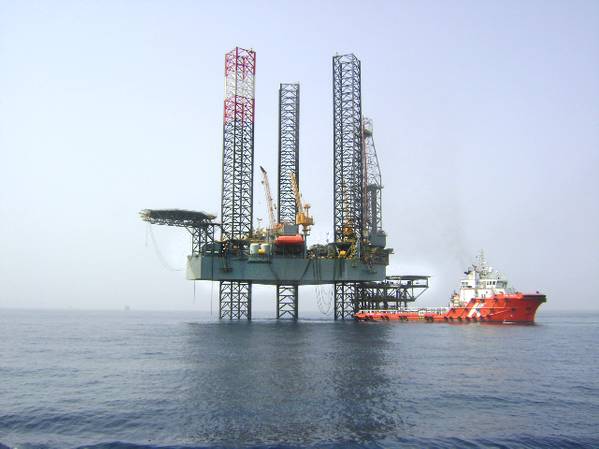 Aumento do mercado: um jack-up da Seadrill com a embarcação de suprimento (Foto: Seadrill)