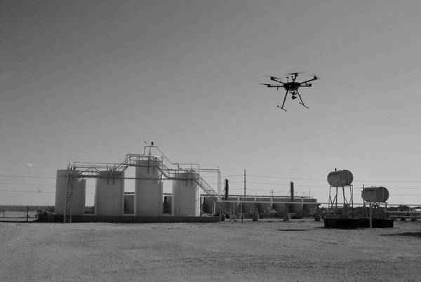 Ein PrecisionHawk-Drohnenpilot sammelt Luftdaten während einer Inspektion von Ölvorkommen. (Foto: PrecisionHawk)