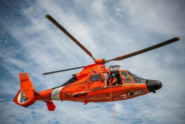 Фото файла: экипаж вертолета MH-65 Dolphin с аэродрома Береговой охраны в Новом Орлеане (фото Береговой охраны США, выполненное Трэвисом Маги)