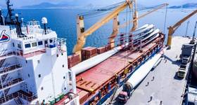 Kuehne + Nagel offloading wind turbine blades (Credit: Kuehne + Nagel)