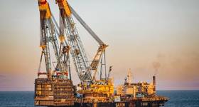 Saipem 7000 lifting the module for Bouri gas project off Libya (Credit: Saipem)