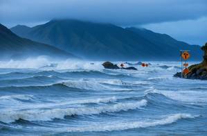 New Zealand's North Island is ravaged by a cyclone, and hundreds of people are evacuated
