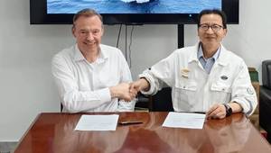 Brynjulv Standal (left), Vice President of New Sales - China and Korea, Kongsberg Maritime; Botao Yan(right), Department Manager of Material Management & Procurement Dept, COSCO Shipping (Qi Dong) Offshore Co.,Ltd. © Kongsberg Maritime
