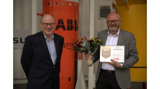 UTC Award jury chair Bjørn Søgård presents this year’s award to Svein Vatland, ABB's Vice President Subsea Technology Program