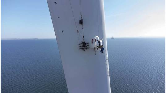 BladeBUG during trials at the 7 MW Levenmouth Demonstration Turbine. Photos from ORE Catapult.