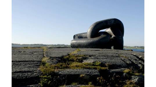 Broken Chain Monument in Norway. Built to honor the victims of the Alexander Kielland disaster - Image by Robert Rozbora - AdobeStock