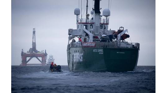 Greenpeace ship Arctic Sunrise follows the BP chartered Transocean drilling rig Paul B Loyd Jr en route to the Vorlich field in the North Sea. The environmental activism group is calling for BP to halt drilling for new oil. (© Greenpeace / Jiri Rezac)