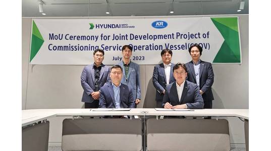 Hyundai Mipo Dockyard Managing Director Jeong I-hyo (left) and Korea Register of Shipping Managing Director Yeon Gyu-jin (right)