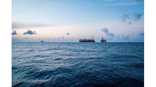 Illustration; An FPSO and an offshore drilling rig - Image by Igor Kardasov, AdobeStock