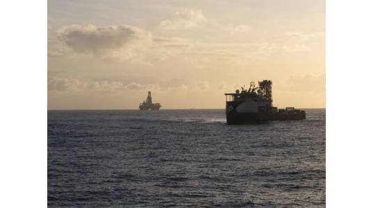 Island Constructor with a drilling rig in the background - Image by Brendan Campbell - Flickr - shared under CC BY-ND 2.0 license