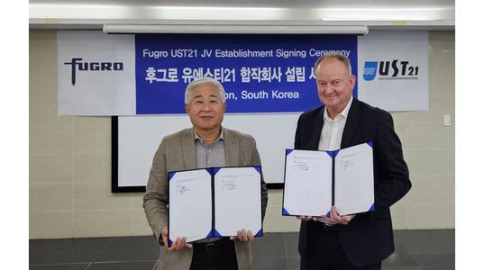 L to R: Jongwook Kim, CEO of UST21, and Jerry Paisley, Fugro’s Regional Sales & Marketing Director for APAC (Credit: Fugro)