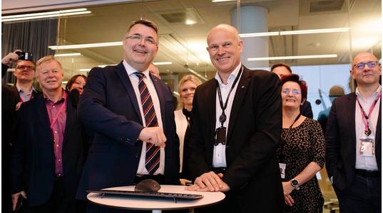Kjell Børge-Freiberg (left), petroleum and energy minister, and Arne Sigve Nylund, executive vice president for Development and Production Norway. (Photo: Ole Jørgen Bratland /Equinor ASA)