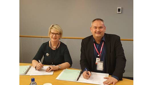 Kjersti Vinje Drevdal, Contract Manager for Johan Sverdrup 2, with Vidar Haugland, VP of IKM Testing (Photo: IKM Testing)