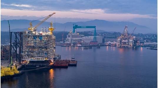 The Kværner yard with the Johan Sverdrup processing platform in view, and the living quarters and Njord in the background. (Photo: Roar Lindefjeld - Espen Rønnevik)