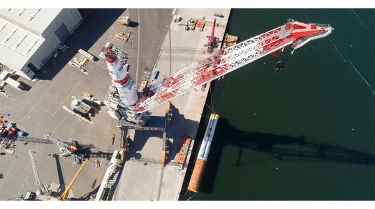 The Liebherr TCC 78000 lifts monopiles with a total weight of up to 810 tonnes and a length of more than 65 meters / Image Credit: Liebherr
