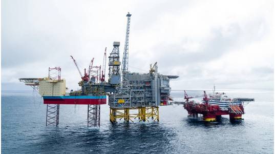 Martin Linge platform in the middle. Maersk Intrepid jack-up rig to the left, Floatel Endurance accommodation unit to the right.
(Photo: Jan Arne Wold & Øyvind Gravås / Equinor)