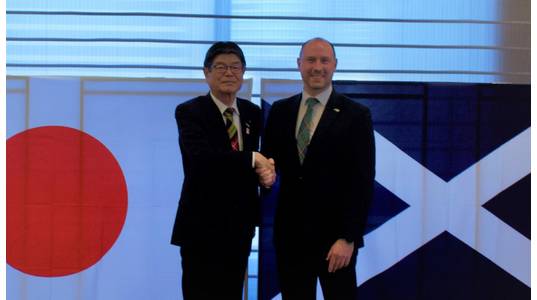 Osamu Inoue, President & COO of Sumitomo Electric (left)
Neil Gray, Scottish Cabinet Secretary for Wellbeing Economy, Fair Work and Energy (right) ©Sumitomo Electric