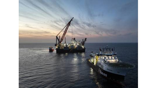 Pioneering Spirit and Oceanic vessels (Credit: Allseas)