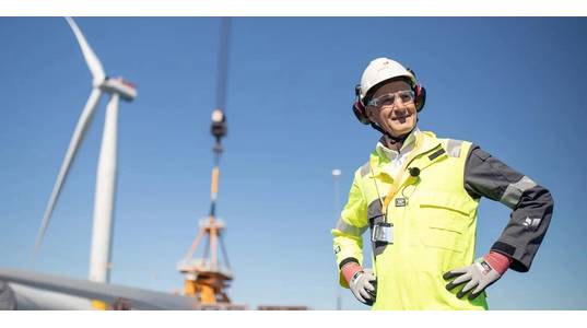 Prime minister Jonas Gahr Støre at the Hywind Tampen construction site.
(Photo: Ole Jørgen Bratland / Equinor ASA)