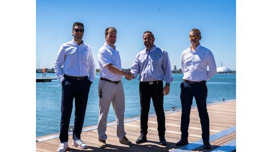 (Drom left to right): North Star’s Andrew Duncan shaking hands with Alicat’s Simon Coote, flanked either side by Chartwell Marine’s Guido De Mola on the left and Andy Page on the right.