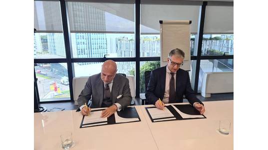 Ugo Salerno, Chairman and CEO of RINA (left) and Giuseppe Ricci, Chief Operating Officer for Energy Evolution at Eni (right) Credit: Eni