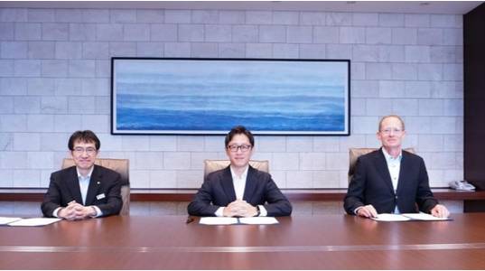 From left: Baba Satoshi, Senior General Manager, Tokyo Gas Co., Ltd.; Masaya Hasegawa, Representative Director of Shizen Energy; and David Povall, Executive Vice President, Development of Northland (Photo: Tokyo Gas)