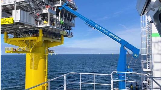 Seaonics 3D ECMC C25 crane in operation (Credit: Seaonics)