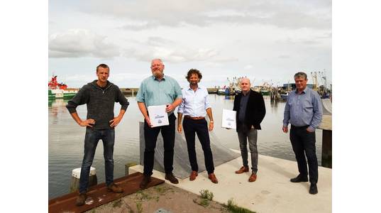 The signing of a contract between shipping company COS Master and the Groningen shipbuilder Next Generation Shipyards in Lauwersoog for the building of an offshore service vessel.
