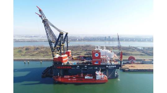 Sleipnir takes on the world's largest ever LNG bunkering (Photo: Heerema)