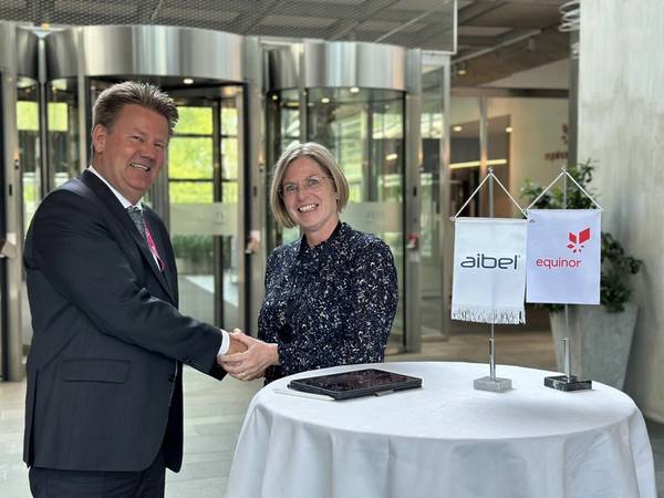 The agreement for Johan Castberg was signed in Stavanger by President and CEO of Aibel, Mads Andersen, and Equinor's chief procurement officer, Mette H. Ottøy. Photo: Kjetil Eide / Equinor
