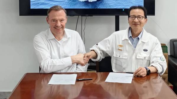 Brynjulv Standal (left), Vice President of New Sales - China and Korea, Kongsberg Maritime; Botao Yan(right), Department Manager of Material Management & Procurement Dept, COSCO Shipping (Qi Dong) Offshore Co.,Ltd. © Kongsberg Maritime