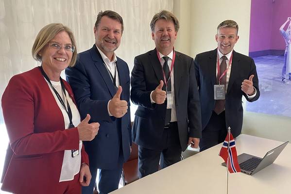 From left, Chief Procurement Officer Mette H. Ottøy (Equinor), EVP for Projects, Drilling & Procurement Geir Tungesvik (Equinor), President and CEO Mads Andersen (Aibel) and EVP Modifications and Yard Services Nils Arne Sølvik (Aibel). Photo: Kjetil Eide/Equinor