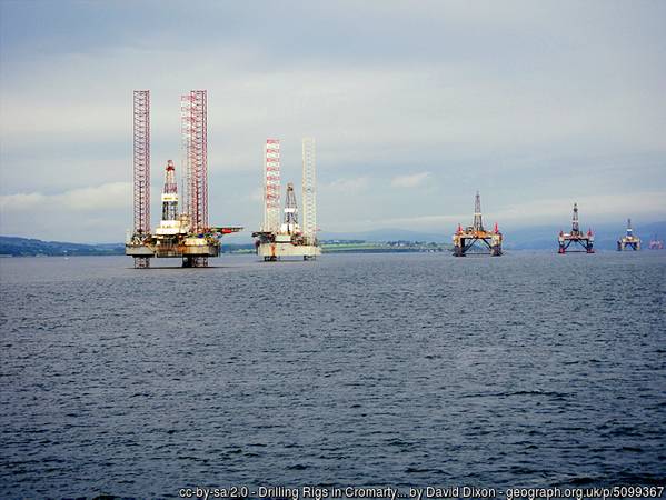 Drilling Rigs in Cromarty Firth cc-by-sa/2.0 - © David Dixon - geograph.org.uk/p/5099367