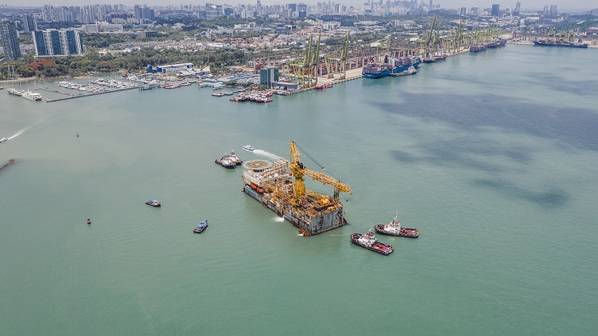 EDrill-2 preparing to berth in Singapore in April (Photo: Justin Tan of Kim Heng Yard)