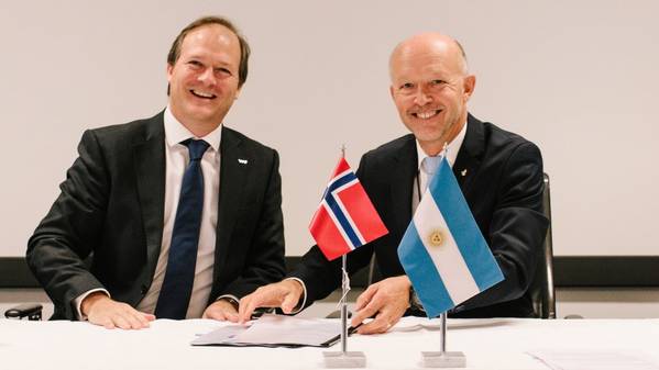 Equinor’s executive vice president for Exploration, Tim Dodson (right), and YPF's CEO Daniel Gonzalez signed an agreement to jointly explore the CAN 100 offshore block, located in the North Argentinian Basin. (Photo: Ole Jørgen Bratland / Equinor)