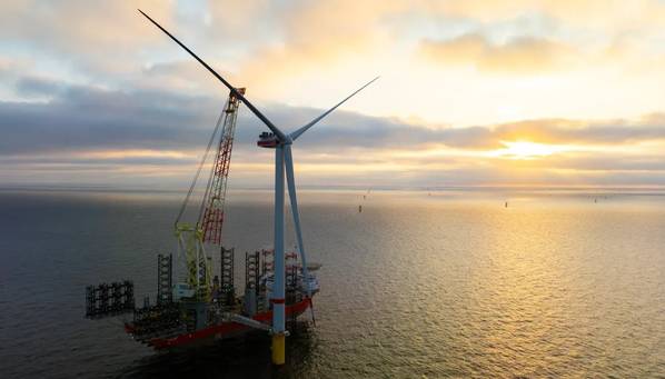 First wind turbine installed at He Dreiht (Credit: EnBW/Weltenangler)