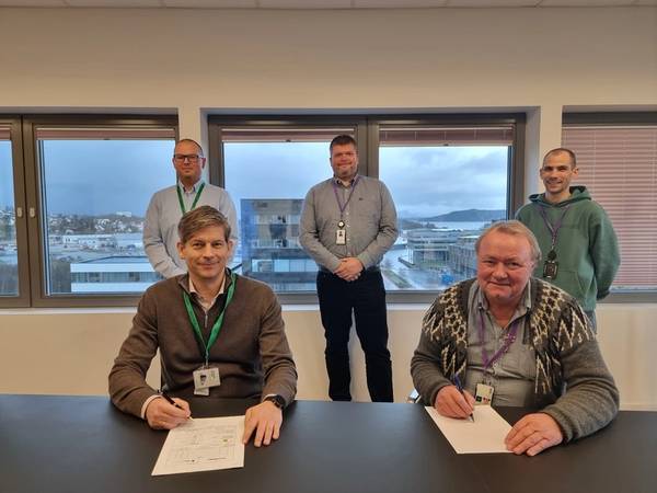 Front left - Svein Helge Pettersen, CEO Techouse; Front right - Egil Arnesen, Project Director Aker Solutions - Aker BP EMM Framework Agreements; Back to left - Andreas Haddeland, project manager Techouse; Back in the middle - Ove Andersland, project manager Modification Alliance; Back to right - Atle Nåden, Supply Chain Manager Aker Solutions