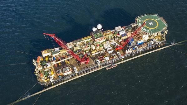 In the Bay of Greifswald, two pipeline ends are connected on pipelay vessel Castoro 10 in a procedure known as Above-Water Tie-In (AWTI). (Photo: Nord Stream 2)
